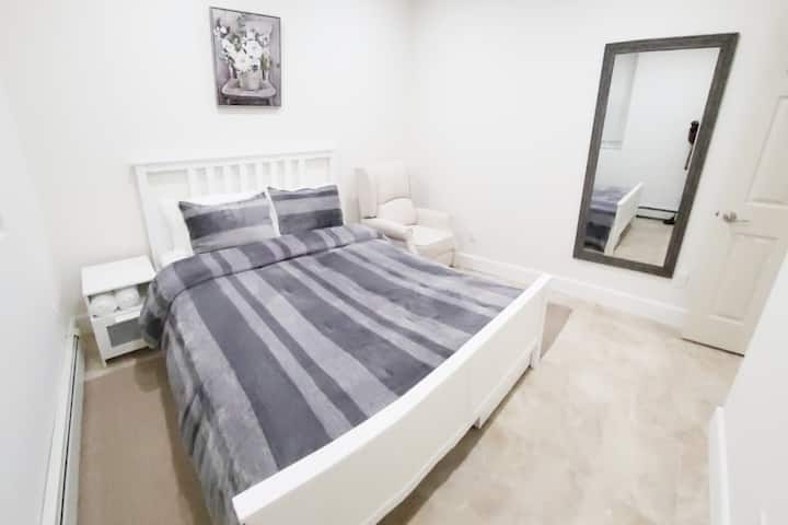 Dormitorio con una silla de masaje