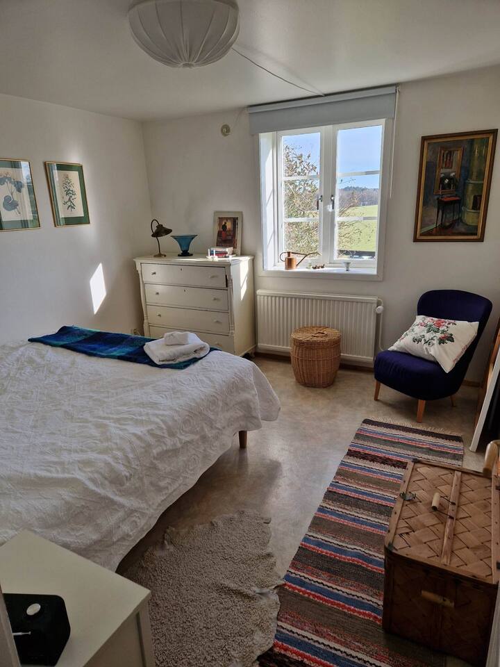 Spálňa na prízemí s manželskou posteľou veľkosti King a výhľadom na kostol.