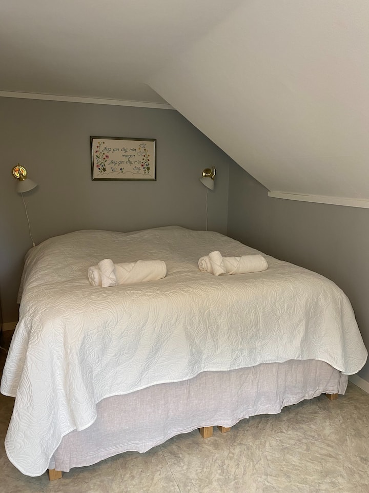 Spálňa s výklenkom na spanie na poschodí. Hlavná spálňa domu s výhľadom na západný koniec záhrady.