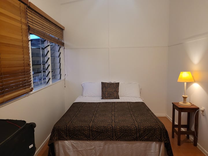 La habitación más pequeña de la casa... escondida ... cama doble. 