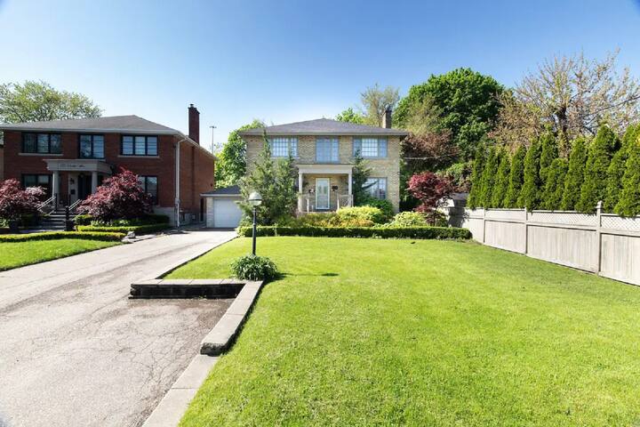 Spacious 5,500 s.q. Foot Home [6 Bdrms & 3.5 Bath] gallery image 3