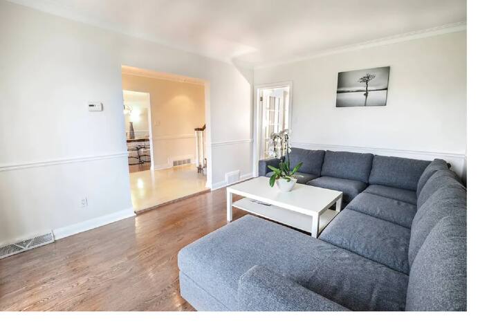 Spacious 5,500 s.q. Foot Home [6 Bdrms & 3.5 Bath] gallery image 5