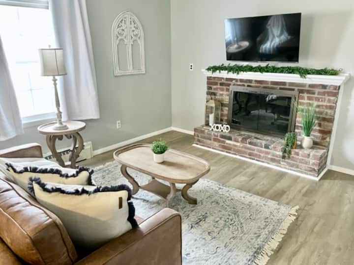 Salón de la suite principal | Un espacio acogedor y atractivo con TV inteligente y chimenea decorativa