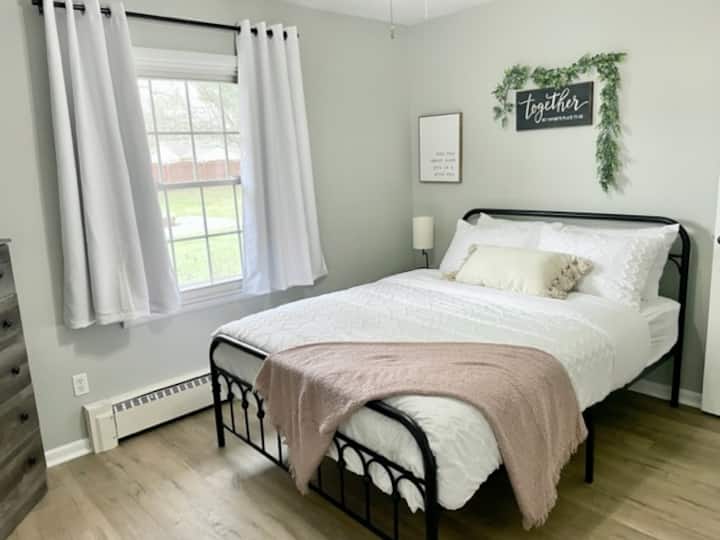 Segundo dormitorio | Descanse cómodamente con una cama tamaño queen y televisión inteligente