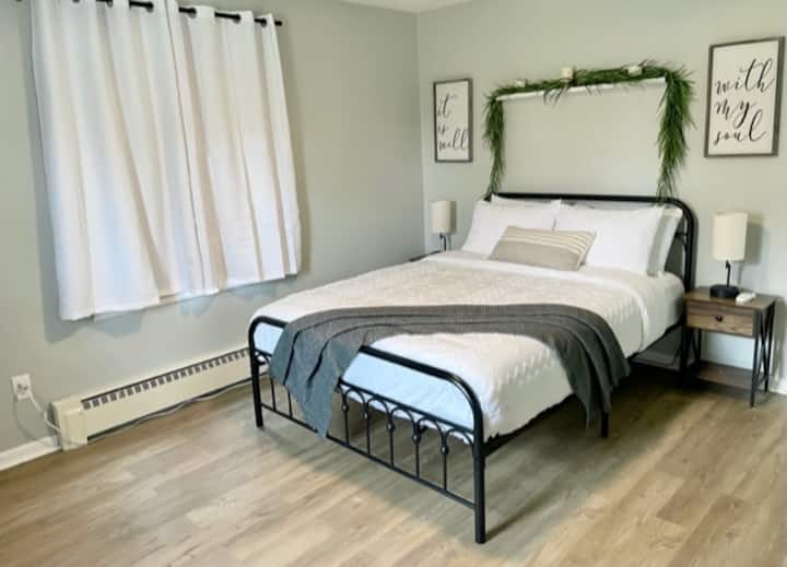 Tercer dormitorio | Una habitación acogedora y confortable con cama tamaño queen y televisión inteligente