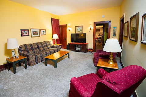 Jeanette’s cozy 3 bedroom, easy walk to downtown!