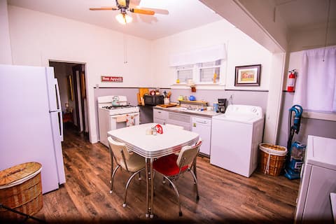 Jeanette’s cozy 3 bedroom, easy walk to downtown!