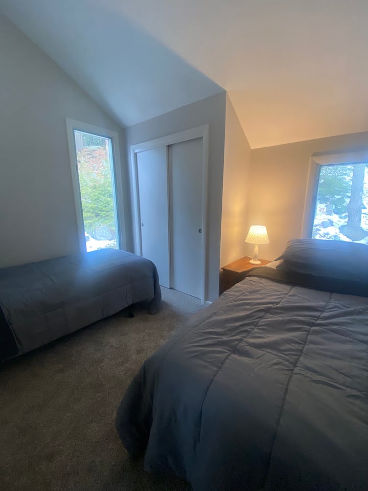 Საძინებელი 2.   ორი ტყუპი საწოლი.