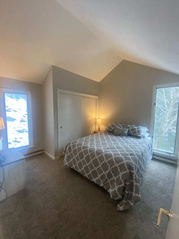 Ოსტატი საძინებელი.   Queen bed.