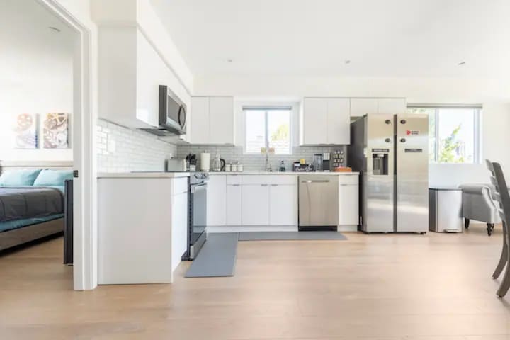 Ub-Modern apartment in Studio City 8 guests