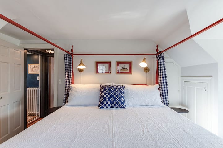 George's Room includes 4k TV with Netflix, king bed with full compliment of linens and extra blankets. Small closet available for hanging extra clothes.  Writing desk for working or reading.