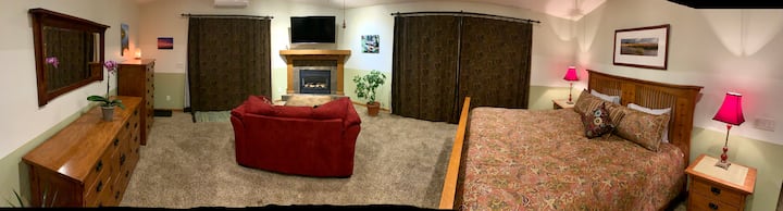 Master Bedroom Suite na kutembea katika chumbani, bafu kamili, mfumo wa inapokanzwa meko, na chumba cha kazi nyingi. 