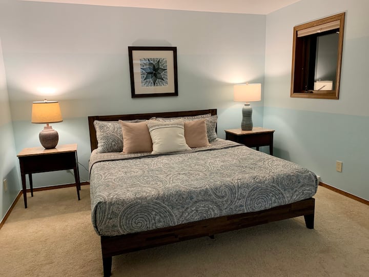 Chumba cha kulala cha Bluu - Godoro la Tuft na Needle, kutembea kwenye kabati na bafu Kamili