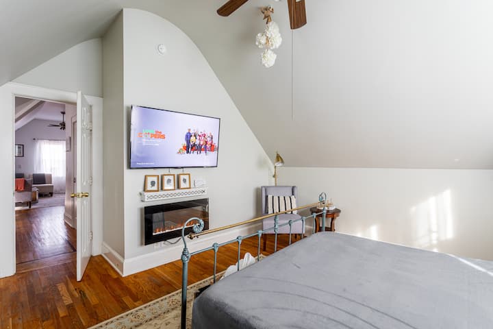 Relax in style: modern bedroom, perfect lighting, and Smart TV for your comfort.