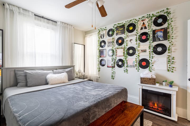  Отпуснете се в тази стая с декор, вдъхновен от музиката, удобно легло и уютна камина.