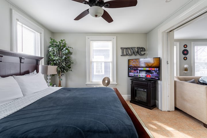 Тази стилна спалня предлага оптимална комбинация от комфорт и дизайн, създавайки спокойна и уютна обстановка. Разполага със смарт телевизор, който ще ви позволи да се забавлявате, докато си почивате в удобно легло.