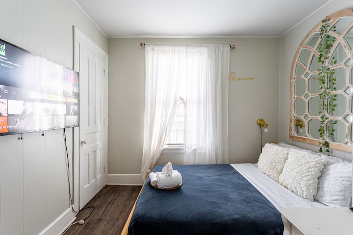 Стая, проектирана за вашия комфорт: голямо декоративно огледало, идеално бюро за почистване на обеците ви.