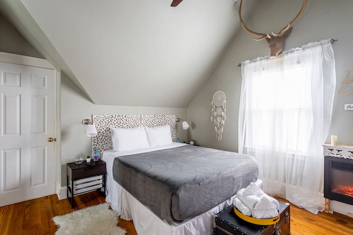 A cozy corner where rest and tranquility are the protagonists. Super comfortable bed, with smart tv for your entertainment.