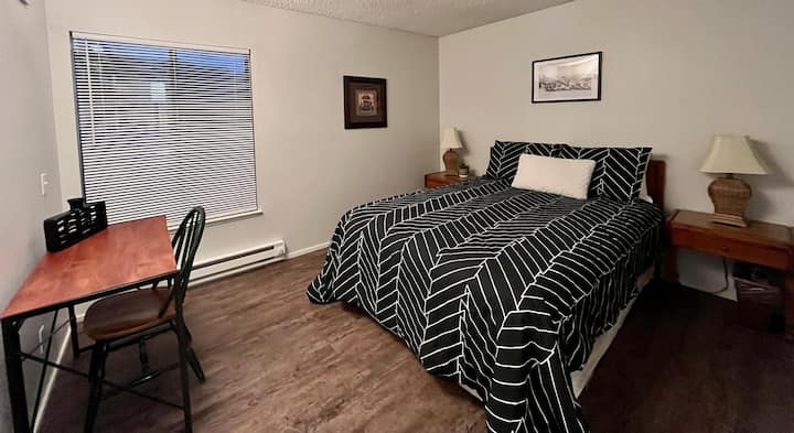 Втора спалня с пълноразмерно легло, килер/скрин и бюро за работа 