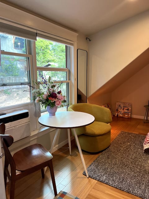 Top Airbnb: Cozy loft above garage. Downtown in Nevada City