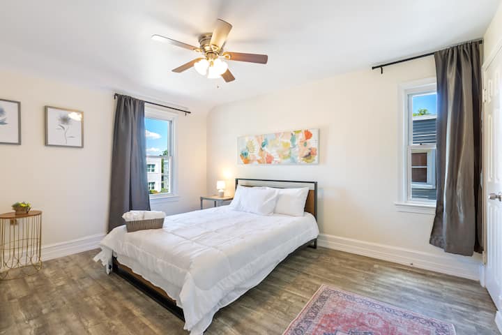 غرفة النوم الثانية - تتضمن سريرًا بمقاس كبير (يتسع لنوم شخصين)