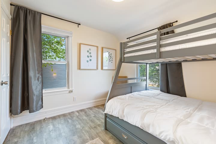 غرفة النوم 1 - سرير مزدوج ممتلئ (54 × 75) سرير بطابقين مع سرير مزدوج قابل للسحب (يتسع لـ 4 أشخاص)