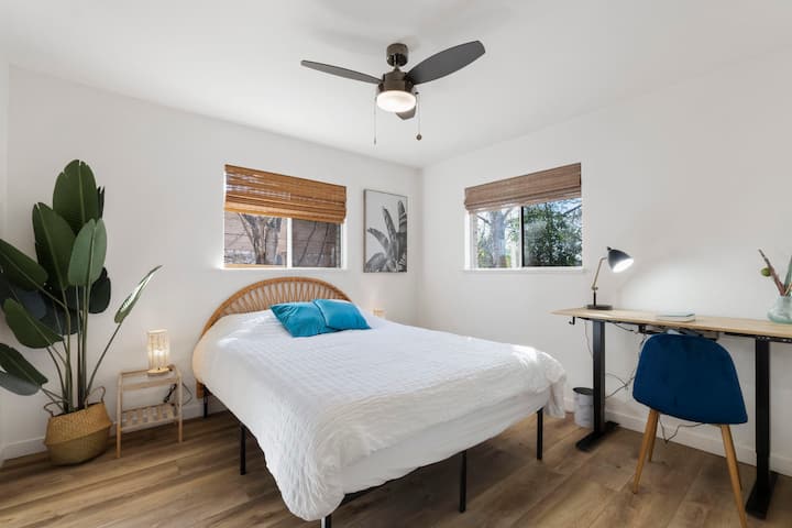 La suite queen dormitorio cuenta con un cómodo colchón, un escritorio de pie y mucha luz natural.