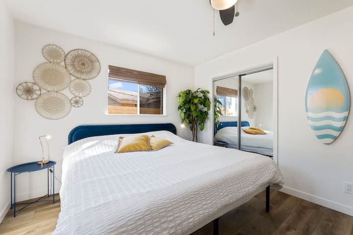 El dormitorio 1 cuenta con cama king size, colchón cómodo, escritorio, armario con espejos y obras de arte con temática oceánica.