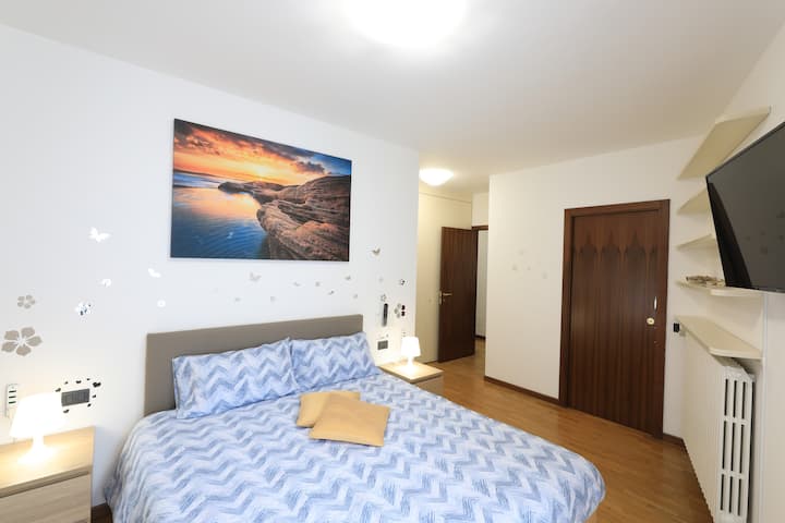Bedroom 1 with King Size bed 190x170 cm and Smart TV 43"