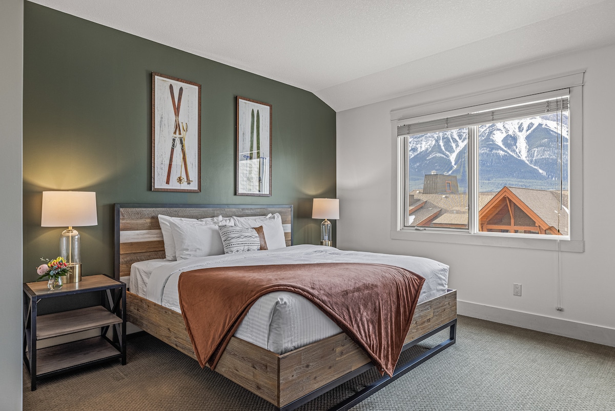 Spálňa č.1 s manželskou posteľou King, skriňa vedľa televízora a krbu a nádherný výhľad na hory z okna