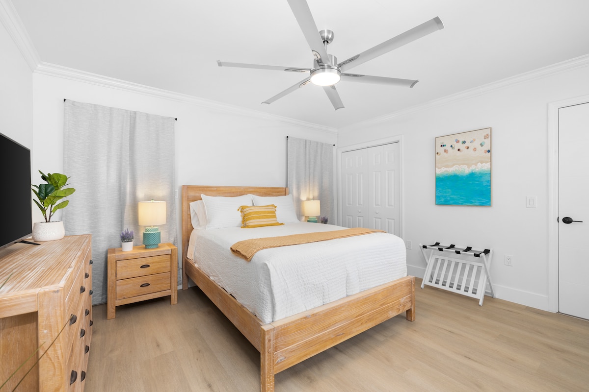 ห้องนอนที่ 2 เป็นที่พักผ่อนที่อบอุ่นพร้อมเตียงขนาดควีนไซส์ที่สะดวกสบาย เหมาะสำหรับผู้เข้าพักหรือครอบครัว พร้อมด้วยการต้อนรับที่ผ่อนคลาย