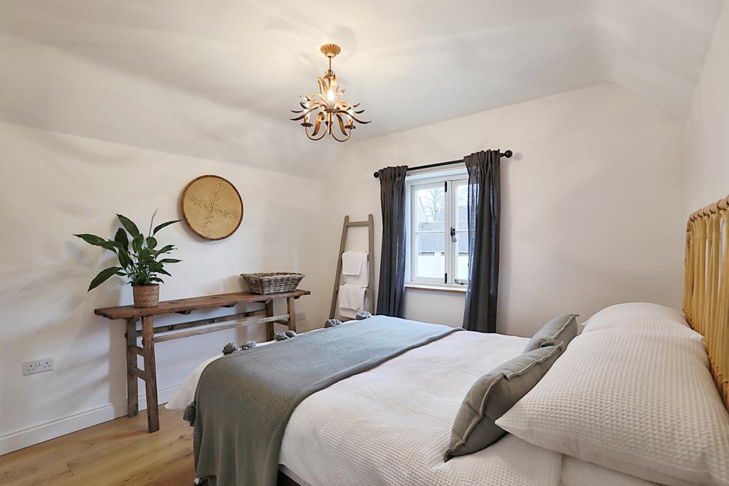 Chumba 1 cha kulala ni kitanda kizuri cha ukubwa wa kifalme kilicho na chumba cha kuoga cha ndani.  Matandiko ni John Lewis na godoro. Taulo nyeupe za fluffy hutolewa kwa kila mgeni.   Kuna mfumo wa kupasha joto chini ya ardhi na sehemu ya kuning 'inia.