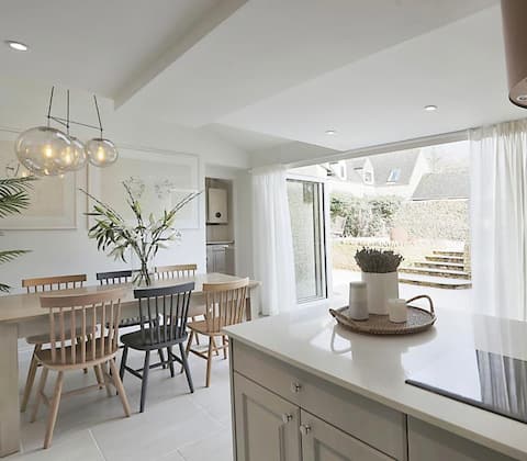 NEW hot tub at Luxury 3-4 bedroom Cottage in Stow