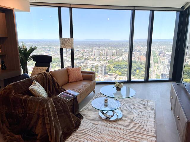 Large Living 3 Beds Apt Top CityView Over All!