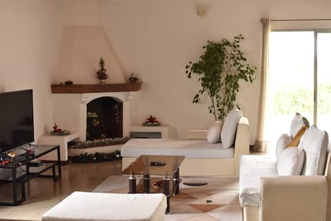 Peaceful villa close to the airport