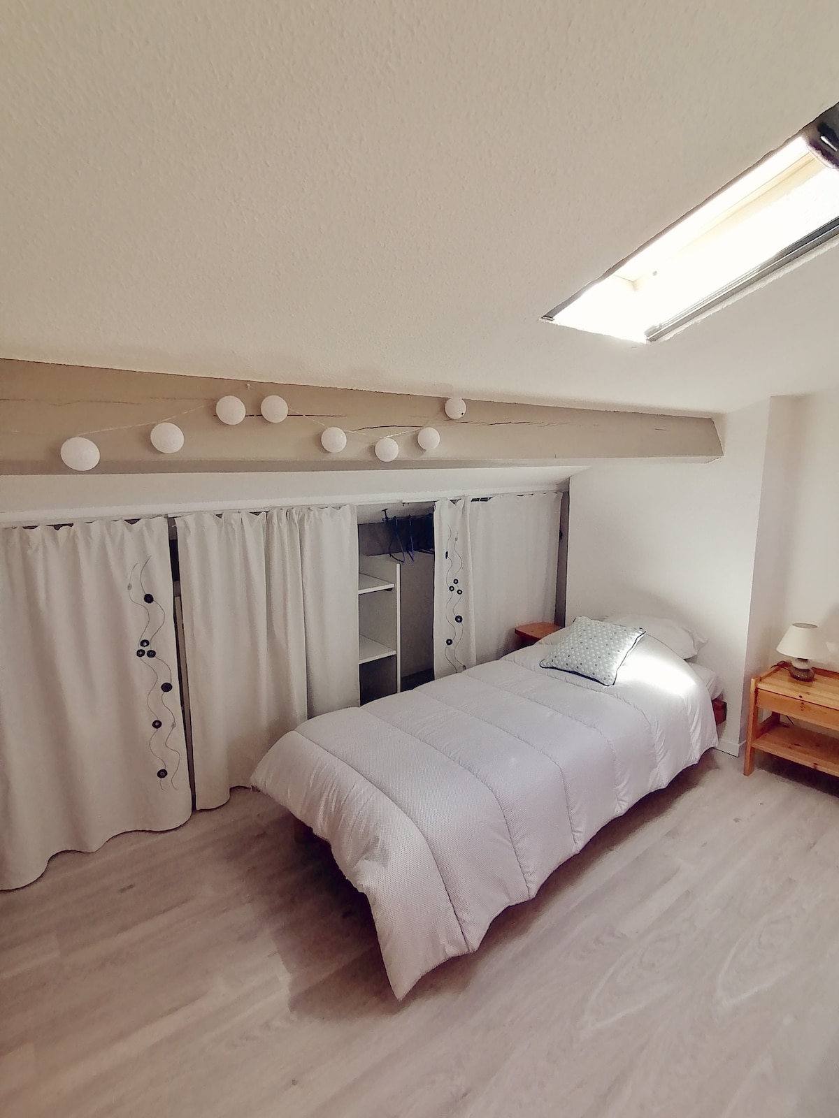 Chumba cha kulala cha ghorofani chenye vitanda 2 vya mtu mmoja 