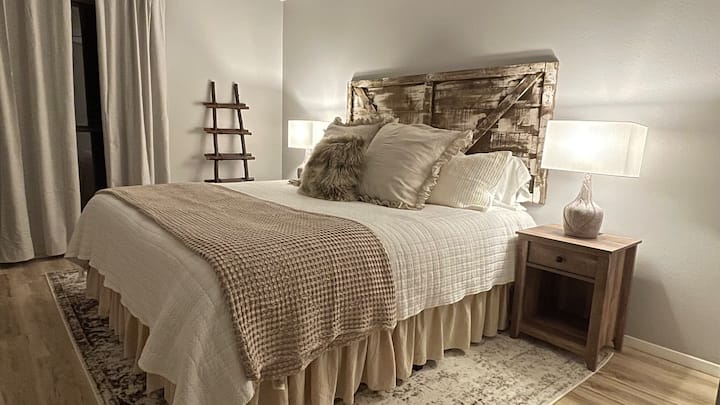 You’ll find very nice 1200 thread count sheets along with a down alternative comforter on the plush King. Extra Pillows in the closet can help you find just the right comfort you like. 