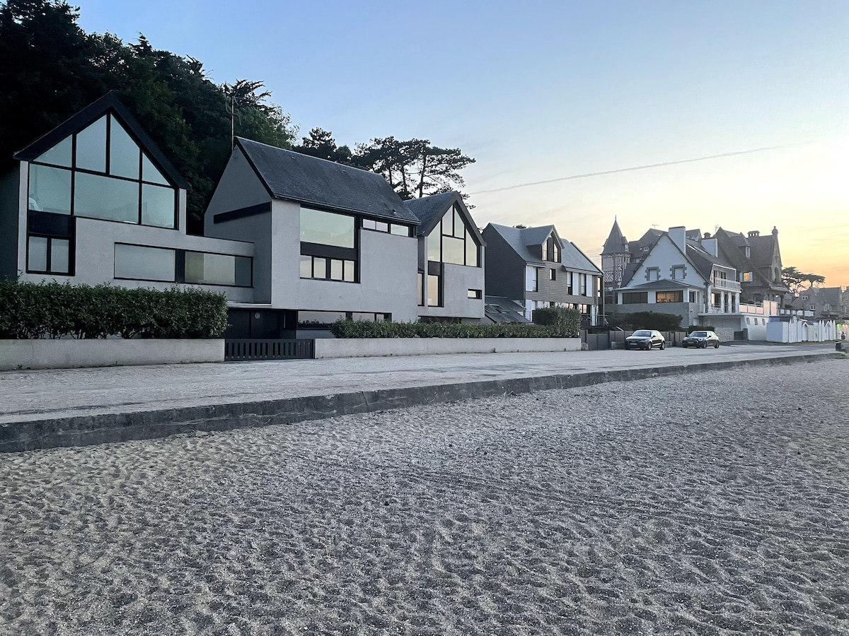 Facade de la villa moderne vue depuis la plage
