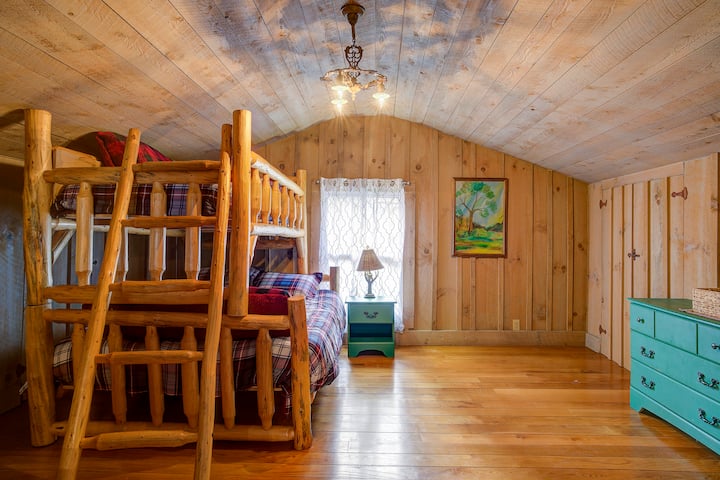 Segundo piso con cama tamaño queen y litera con dos camas individuales. 1.