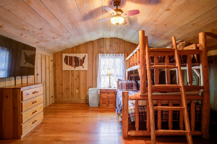 Segundo piso con cama tamaño queen y litera con dos camas individuales. 2.