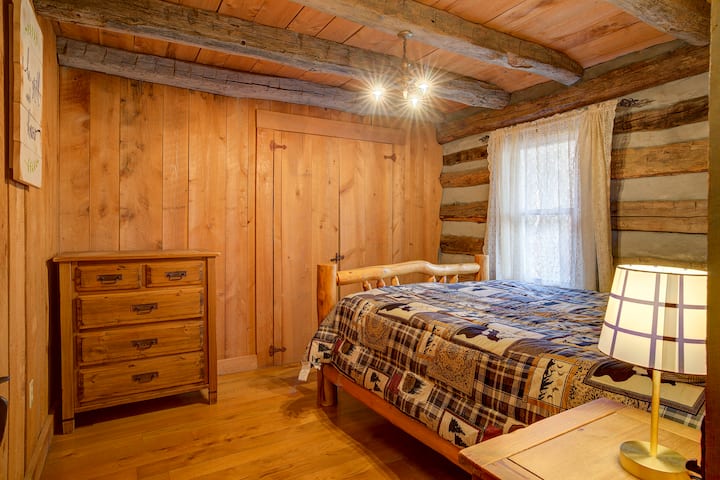 Dormitorio tamaño queen en el primer piso