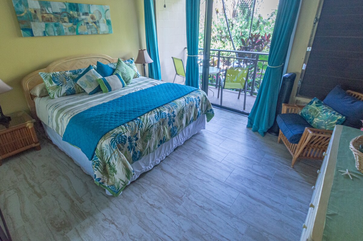 Nová dlažba, nové zatemňovacie závesy. Pekný lanai mimo spálne