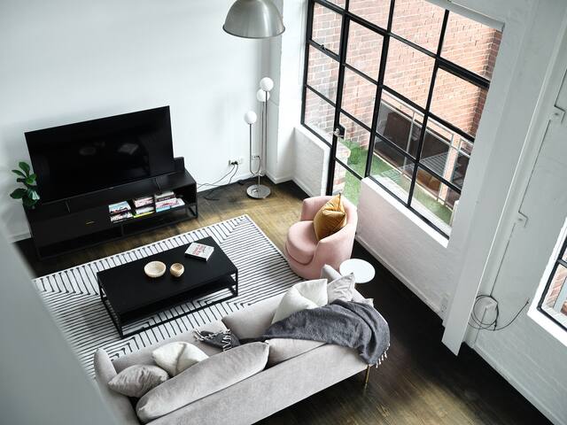 Chic Urban Loft: Light filled in prime location gallery image 4