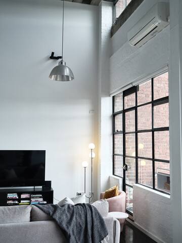 Chic Urban Loft: Light filled in prime location gallery image 5