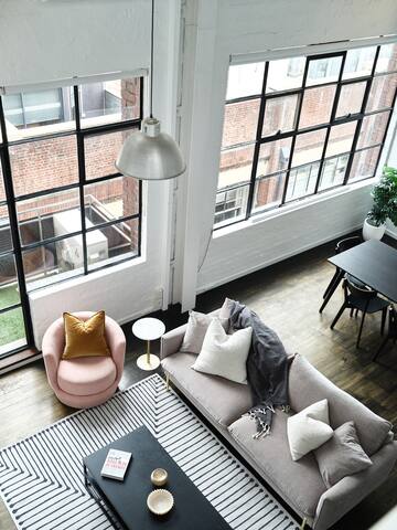 Chic Urban Loft: Light filled in prime location gallery image 3