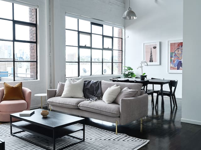 Chic Urban Loft: Light filled in prime location