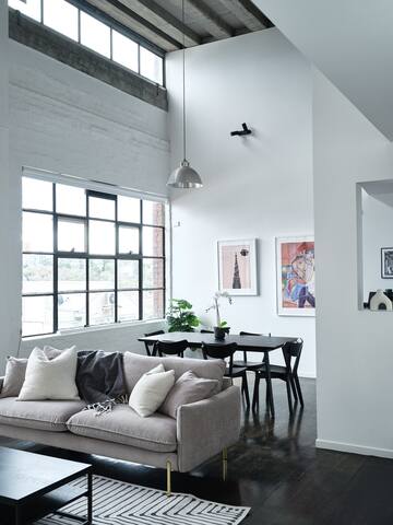 Chic Urban Loft: Light filled in prime location gallery image 2
