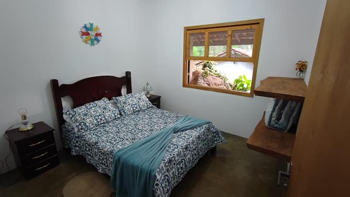 Chambre confortable avec un lit queen.