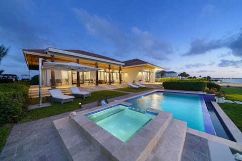 Luxurious beachfront home w/pool