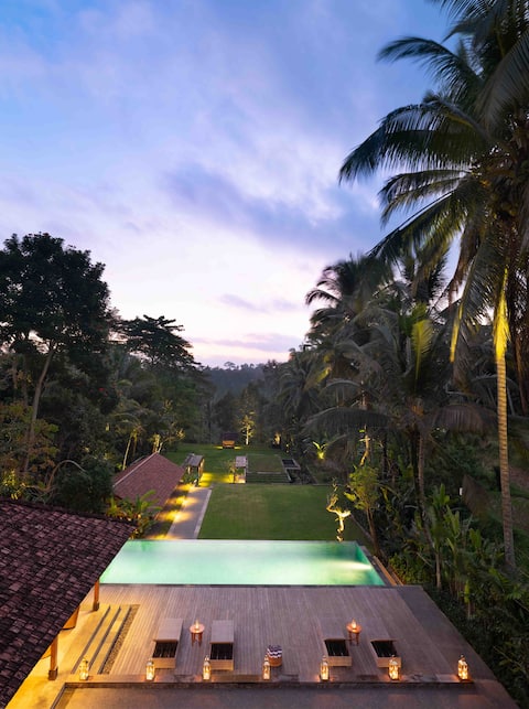 Luxury retreat 6-bedroom villa w/forest view Ubud